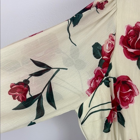 Torrid Cream and Red Roses Smocked Waist Blouse with Long Sleeves Size 1 - Picture 5 of 11